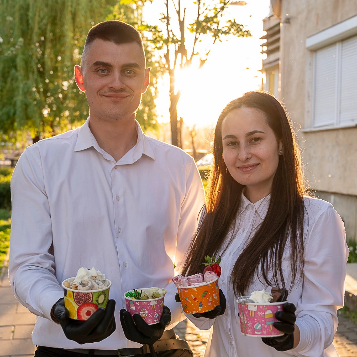 Echipa tinand in mana pahare cu rulourile thailandeze