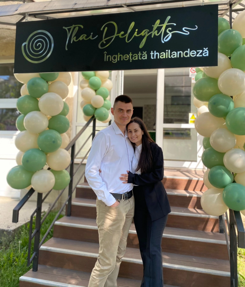 Mmebrii echipei in fata magazinului