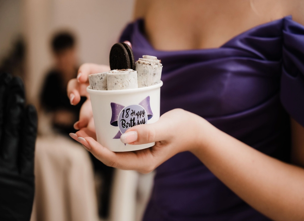 Pahar cu inghetata tinut in mana la eveniment