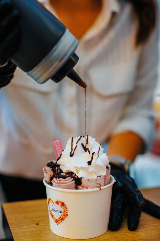 Toping pe o cupa cu inghetata thailandeza la un botez